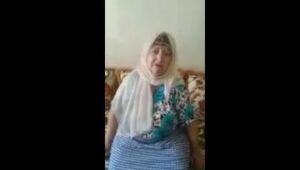 أم تتبرأ من ابنها و تصرخ: “عاش الملك”