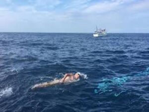 امرأة مسنة تعبر مضيق جبل طارق سباحة انطلاقا من ساحل طنجة 10 images 1 3