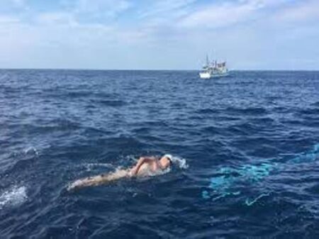 امرأة مسنة تعبر مضيق جبل طارق سباحة انطلاقا من ساحل طنجة