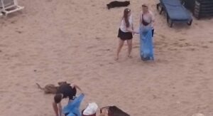 +صور: سياح أجانب ينوبون عن مسؤولي تغازوت ويقومون بحملة نظافة للشاطئ