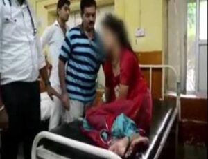 مثير بالفيديو:طبيب يعالج مريضة بالضرب والصفع على وجهها لطرد الجن