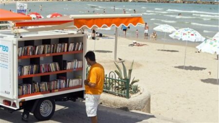 مكتبة شاطئية بكورنيش أكادير.. تشجيعا للناشئة على القراءة