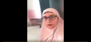 بالفيديو:سيدة اسبانية محجبة غاضبة من غياب الموظفين بإدارة عمومية