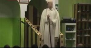 عقوبة صارمة تنتظر إمام مسجد دعا إلى إحراق المسلمين الذين لا يؤدون الصلاة جماعة