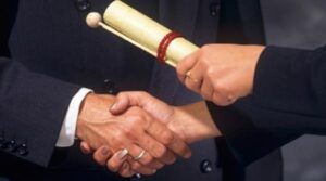 وزراء و قادة أحزاب يمتلكون شواهد جامعية تم شراؤها