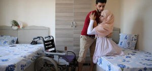 معلمة تتعرض لقطع رجليها في حادث مأساوي