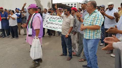 النقابة الديمقراطية للجماعات المحلية بأكادير تحتج على قرارات المجلس البلدي بعدم صرف تعويضات الموظفين والمستخدمين منذ 2012.