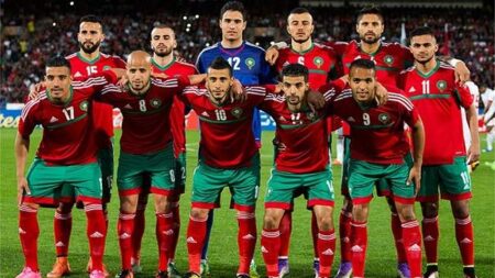 محترف مغربي يعتزل اللعب مع المنتخب بسبب رونار..
