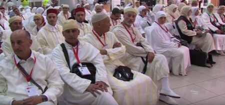 300 حاج مغربي أدوا مبالغ لوكالة الأسفار بأكادير يبيتون في الشارع بعد رفض فندق إيوائهم في غياب أي مسؤول رسمي