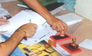 الحكومة تصدر مرسوما يعفي المغاربة من عناء الذهاب للمقاطعات للمصادقة على وثائقهم