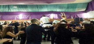 صادم: وزير مخمور كشف عن عضوه الذكري في عرس عائلي