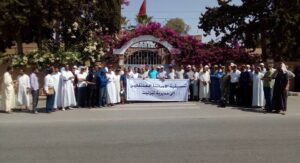 غاضبون من الحركة الإنتقالية يضربون عن الطعام أمام مديرية تزنيت