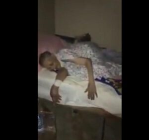 صادم بالفيديو:العثور على معمرة مغربية تبلغ من العمر 107 سنوات في بيت مهجور تعفنت أطرافها بسبب المرض والعجز