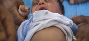 أب يهدد بالإنتحار في حفل ختان ابنه