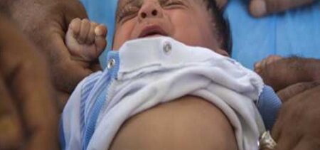 أب يهدد بالإنتحار في حفل ختان ابنه