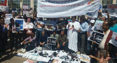 قانون “الصحافة و النشر” يخرج الصحفيين للاحتجاج أمام وزارة الاتصال قانون "الصحافة و النشر" يخرج الصحفيين للاحتجاج أمام وزارة الاتصال
