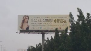 عوض الإشهار للفنادق والمنتزهات: إشهار مجاني عمره سنة  للفنانة”نانسي عجرم”بمدخل أكادير