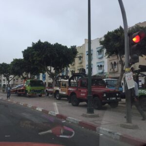 أكاديريون يطلقون حملة “حلال عليهم حرام علينا “لتحرير الملك العمومي من الديباناجات