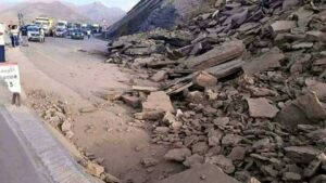 بالصور: انهيار جزئي بمعبر تيزي نتشكا يشل حركة السير لساعات