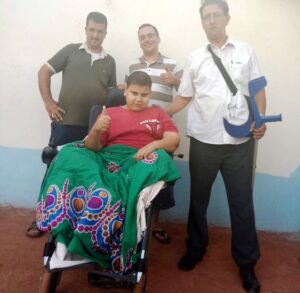 “جمعويون” يدخلون الفرحة على قلب طفل معاق بأود تايمة