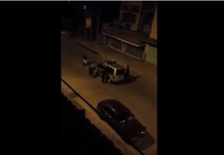 شوفو السيبة… مشرملين يهاجمون سيارة الدرك بالسيوف شوفو السيبة... مشرملين يهاجمون سيارة الدرك بالسيوف