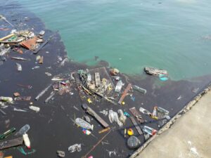 + صور: تقرير لجمعية “بييزاج” لحماية البيئة ينذر بكارثة بيئية خطيرة في ميناء الصيد البحري بأكادير