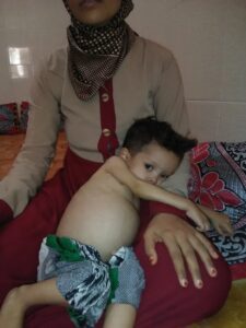 طفلة تعاني من مرض مزمن تناشد القلوب الرحيمة