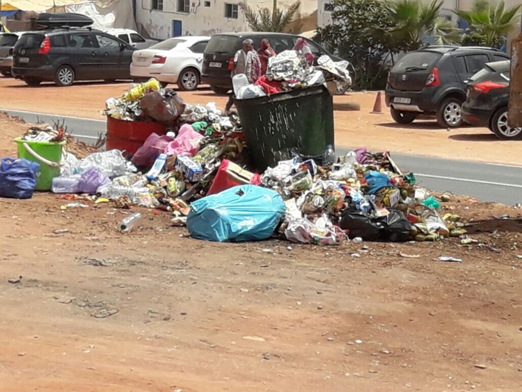 انتشار الأزبال بشواطئ ميراللفت والجماعة ومصالح التجهيز في دائرة الاتهام