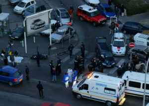 عاجل.. سيارة تصدم مواطنين بموقف حافلات بفرنسا