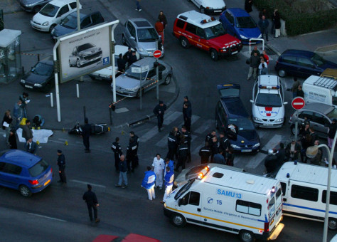 عاجل.. سيارة تصدم مواطنين بموقف حافلات بفرنسا