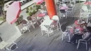 شاهدوا كيف تمت سرقة هاتف محمول من مقهى بسرعة البرق.