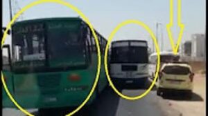 سباق محموم بين سائقي حافلتين للظفر بالركاب