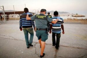 تفكيك عصابة متخصصة في تهريب المهاجرين على متن دراجات مائية “جيت سكي” مقابل 5 آلاف يورو للشخص الواحد.