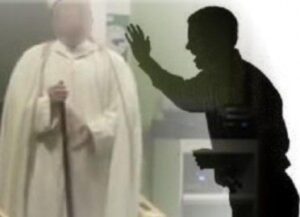 (+فيديو): “أصحاب شرع اليد” يجردون إمام مسجد متهم بالزنا من ملابسه ويصورونه بطريقة مهينة