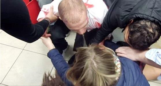 شاب يشرمل فتاة بتزنيت ويسقطها أرضا في حالة إغماء بسبب رفضها منحه رقم هاتفها، والشرطة تدخل على الخط: