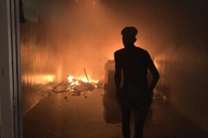 الحرارة المفرطة و “روتر” يتتسببان في اندلاع حريق مهول بمدرسة عتيقة تضم 130 طالبا بسيدي إفني، والحادث يسفر عن اختناق مواطنين