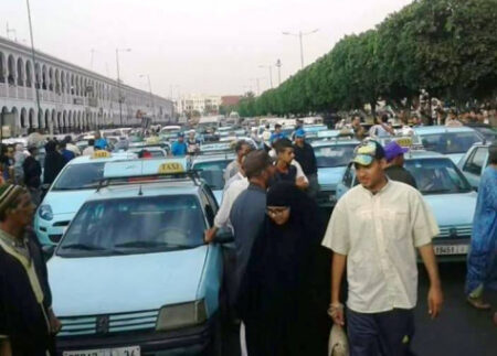 "نايضة" بين "الفْرَّاشة" و سائقي الطاكسيات بإنزكان، وهؤلاء يعمدون إلى وضع سياراتهم كحواجز لمنع المرور.