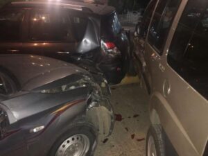 بالفيديو:”ولد لفشوش” رفقة خليلته يعربد و يدهس 3 سيارات في حادث اصطدام بمحطة وقود