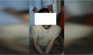 مواطنون يكبلون إمام مسجدهم بعد ضبطه بمنزل سيدة متزوجة ليلا (فيديو)