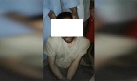 مواطنون يكبلون إمام مسجدهم بعد ضبطه بمنزل سيدة متزوجة ليلا (فيديو) مواطنون يكبلون إمام مسجدهم بعد ضبطه بمنزل سيدة متزوجة ليلا (فيديو)
