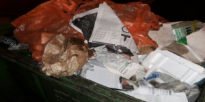 أكادير:”متشرد” يعثر على وثائق ”حساسة” لمواطنين بحاوية للقمامة والامن يتدخل