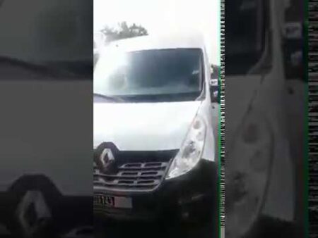 فيديو . شخص يستغل سيارة تابعة للدولة في "خطف" لبلايص