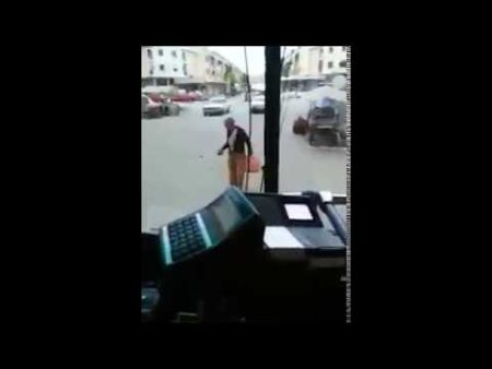 شخص يهجم على حافلة بفاس بالحجارة بعد أن رفض السائق إركابه