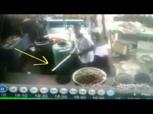 فيديو خطير: “مشرمل” يتعدي على أصحاب المحلات التجارية بسيف بالحي المحمدي