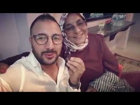 إيكو يلتقي أستاذته في الإعدادي ويقوم بتقبيل رأسها خلال حفل كوميدي بأكادير