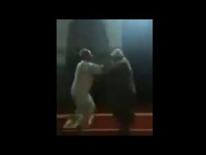 ناس مبقاوش كيحترمو بيوت الله.. مضاربين وسط المسجد باليدين و الكراسي في فاس