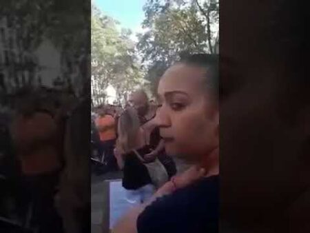 مغربي في برشلونة كتب لهم “نحن لسنا إرهابيين” .. شاهد رد فعل الإسبان مغربي في برشلونة كتب لهم “نحن لسنا إرهابيين” .. شاهد رد فعل الإسبان