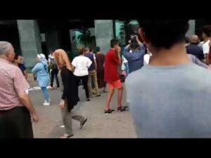 جديد الشارع – عراك خطير بين فتاة و رجل بسبب التحرش الجنسي بالبيضاء