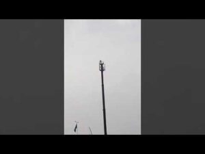 بائع سمك يهدد بالإنتحار من فوق لاقط هوائي بعد حجز سلعته بالهرهورة