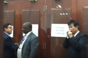 +فيديو:وزير في حكومة “العثماني”يتعرض للإعتداء ويمنع من دخول القمة الافريقية اليابانية-فيديو